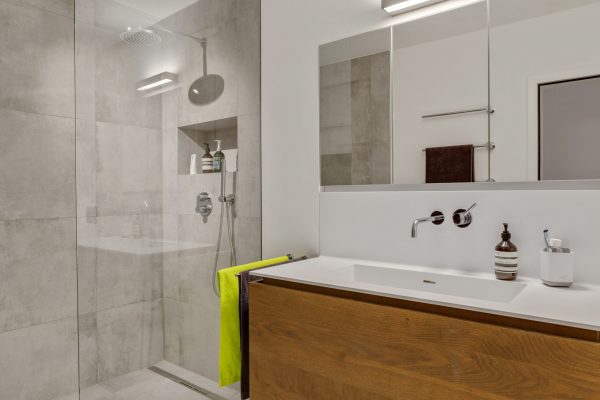 Sanierung des Badezimmers mit hochwertigen Sanitärgegenständen und einer barrierefreien Dusche